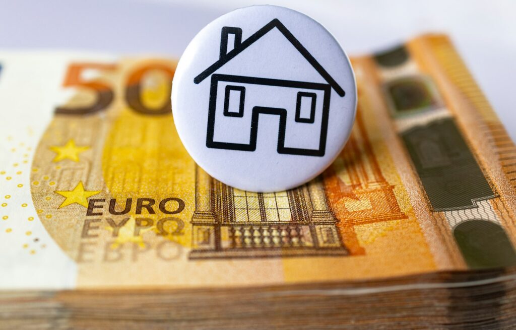 Stapel 50-euro biljetten met huis-icoon symboliseert het vermogen van Stefan Jurriens (1,5 tot 2 miljoen euro)